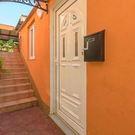 Orange - Garden Terrace Apartment Medulin