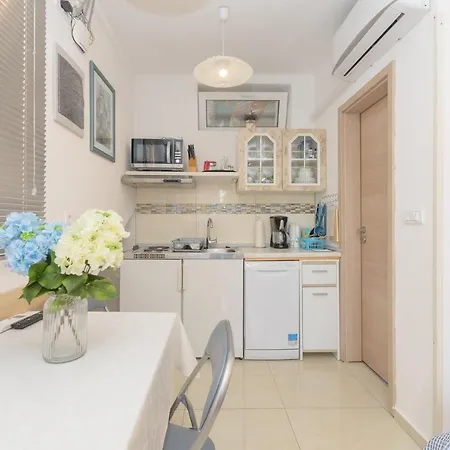 Orange - Garden Terrace Apartment