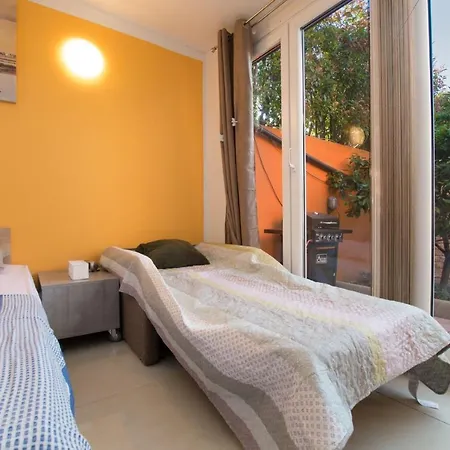 Orange - Garden Terrace Apartment *