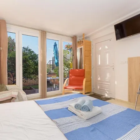 Orange - Garden Terrace Apartment *
